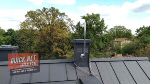 antena zewnętrzna LTE zainstalowana na kominie