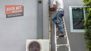 klimatyzator przykręcony do elewacji budynku