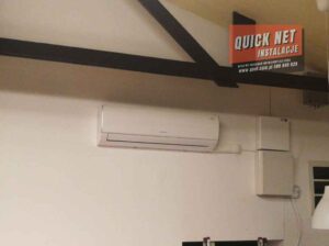 klimatyzator w domku letniskowym zainstalowany na ścianie, quick net instalacje Wilga